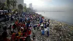 Sejumlah Relawan membersihkan sampah yang menumpuk di Manila Bay pada (19/9/2015). Kegiatan membersihkan pantai ini untuk memperingati International Coastal Cleanup Day atau Hari membersihkan pantai internasional. (AFP PHOTO/NOEL CELIS)