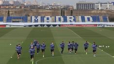 Para pemain Real Madrid, berlatih ringan sebelum menjamu Napoli pada laga 16 besar Liga Champions di   Valdebebas stadium, Madrid, Spain, (14/2/2017). (AP/Daniel Ochoa de Olza)