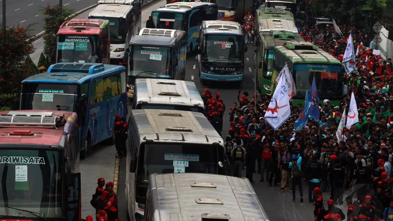 Ratusan Bus Buruh Macetkan Jalan Sudirman
