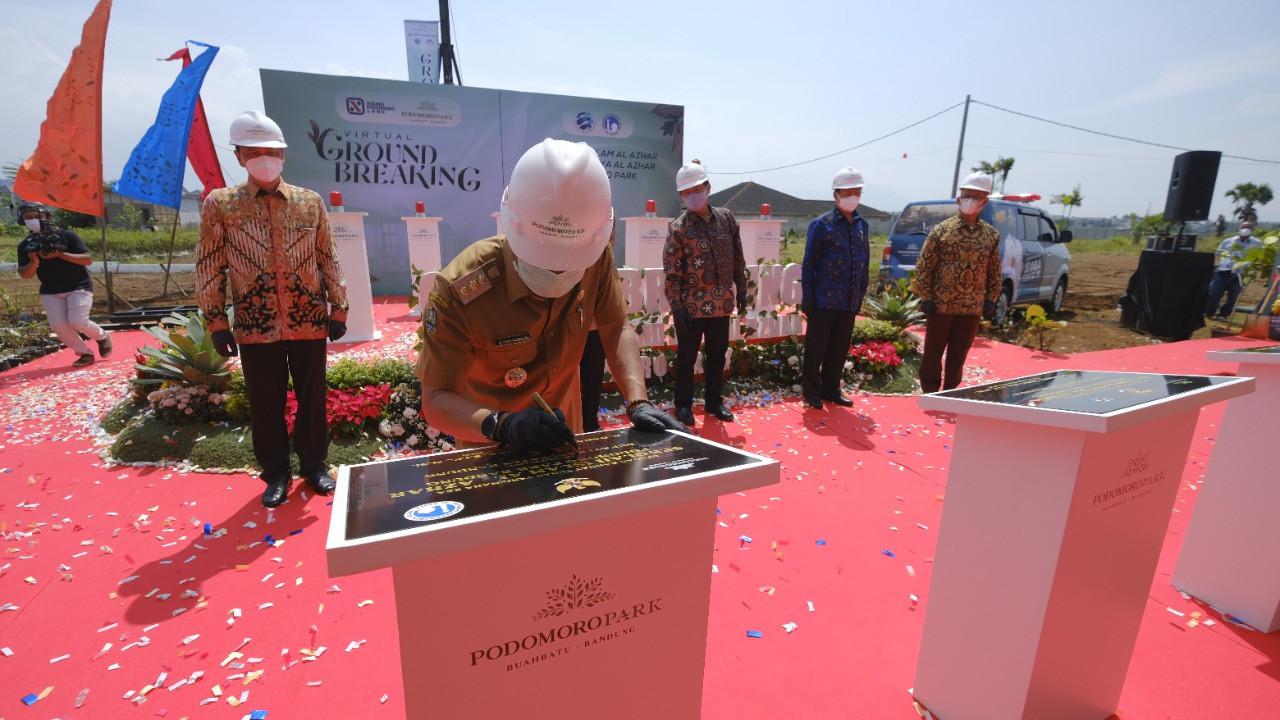 Groundbreaking Sekolah dan Masjid Al Azhar di  Podomoro Park Bandung, Jawa Barat.