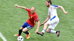 Andres Iniesta membuat satu assist dan melepaskan 90% umpan akurat saat Spanyol mengalahkan Republik Ceska 1-0, (13/6/2016). (AFP/Pascal Pavani)