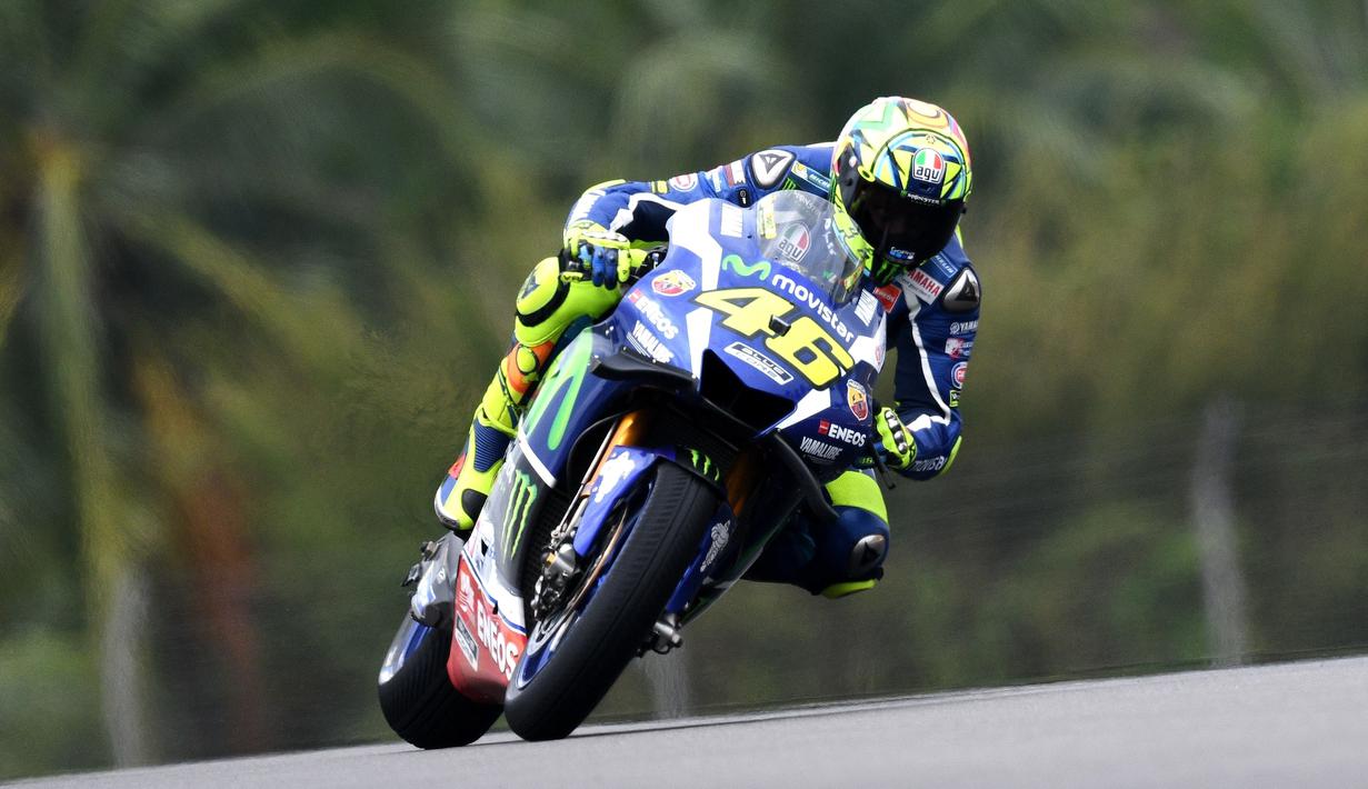 Pebalap Movistar Yamaha, Valentino Rossi, menempati posisi kelima saat latihan bebas pertama MotoGP Malaysia, Jumat (28/10/2016). (AFP/Manan Vatsyayana)