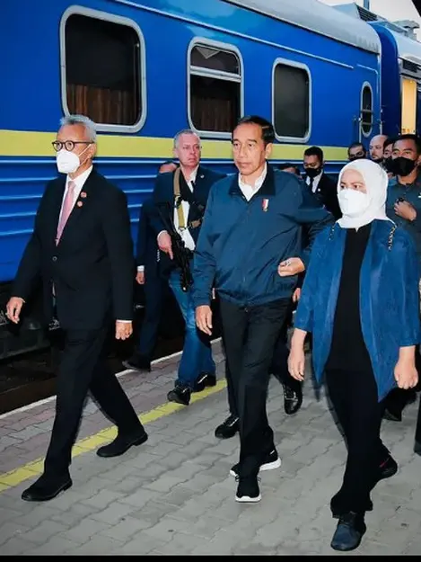 Potret Kompak Presiden Jokowi dan Iriana Jokowi Kenakan Sneaker Saat Lakukan Kunjungan ke Ukraina