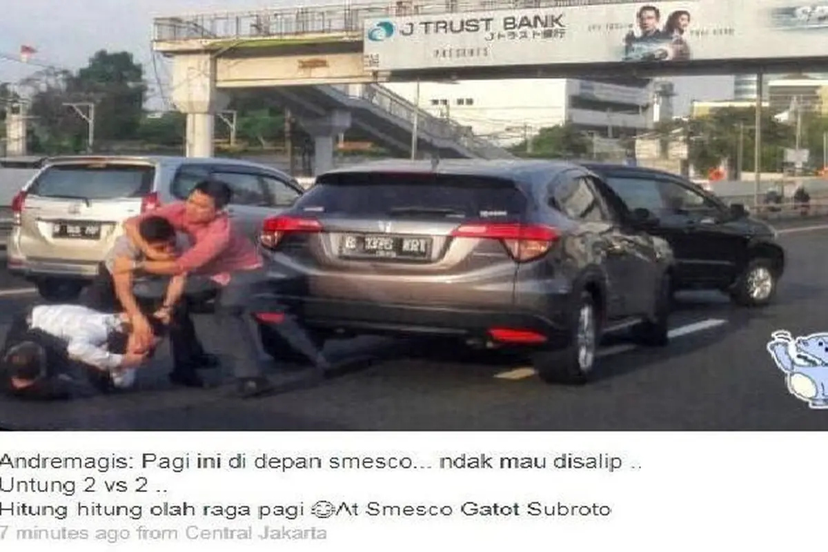 Dua pengendara saling pukul di jalan tol (Foto: Istimewa (Andremagis)