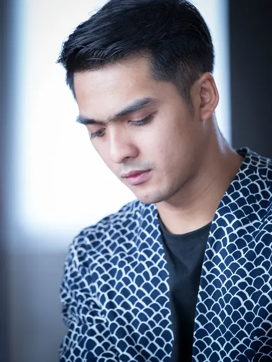 Aktor pemeran film ‘Rumah Pondok Indah’ ini mengatakan kamar tidur di rumah terbagi atas dan bawah. Untuk kamar anak di bawah namun sekarang masih satu kamar dengannya khawatir jika menangis tidak terdengar oleh Ricky. (Dezmond Manullang/Bintang.com)