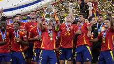 Timnas Spanyol sukses merebut gelar keempat di ajang Euro setelah mengalahkan Inggris 2-1 pada laga final Euro 2024 yang digelar di Olympiastadion, Berlin, Jerman, Senin (15/7/2024) dini hari WIB. Dua gol Spanyol dicetak lewat Nico Williams (47') dan Mikel Oyarzabal (86'). Sementara satu-satunya gol Inggris dihasilkan Cole Palmer (73'). Spanyol pun kini menahbiskan sebagai tim tersukses di ajang Euro dengan menjadi pengoleksi gelar terbanyak yaitu empat kali, setelah sebelumnya sukses menjadi kampiun pada edisi 1964, 2008 dan 2012. (AP Photo/Frank Augstein)