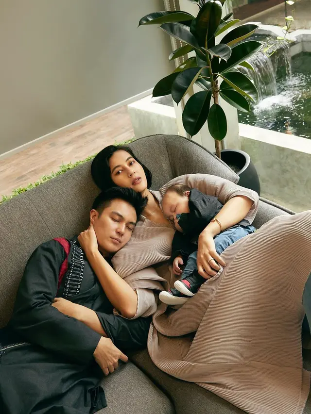 6 Gaya Pemotretan Keluarga Kecil Baim Wong dan Paula Verhoeven, Simpel