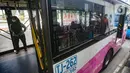 Bus Transjakarta khusus wanita berhenti di halte kawasan Pasar Baru, Jakarta, Rabu (27/7/2022). Bus yang resmi beroperasi pada Senin, 25 Juli 2022 lalu ini sebelumnya  berhenti beroperasi karena kebijakan saat pandemi. (Liputan6.com/Faizal Fanani)