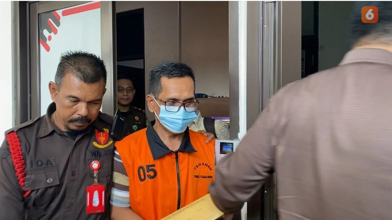 Oknum Kepala Sekolah SMP di Kabandungan Kabupaten Sukabumi, saat digiring petugas Kejaksaan Negeri Kabupaten Sukabumi menuju Lapas Warungkiara Kabupaten Sukabumi, (Lioutan6.com/Fira Syahrin)