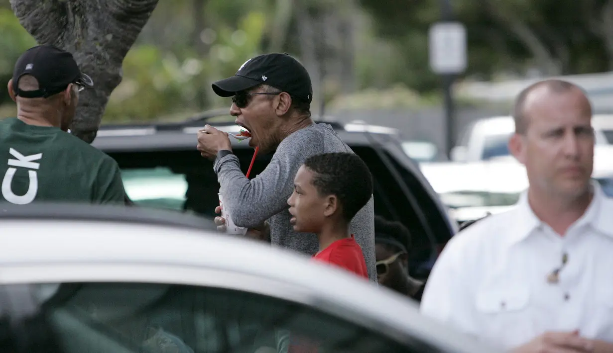 Presiden AS Barack Obama saat menikmati es yang dibelinya disebuah toko minuman dengan keluarga dan teman-teman selama liburan Natal di Kailua, Hawaii, (27/12/2015). (REUTERS/Hugh Gentry)