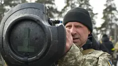 Anggota Pasukan Pertahanan Teritorial Ukraina memeriksa senjata anti-tank NLAW di tengah invasi Rusia yang sedang berlangsung ke Ukraina di Kiev (9/3/2022). (AFP/Genya Savilov)