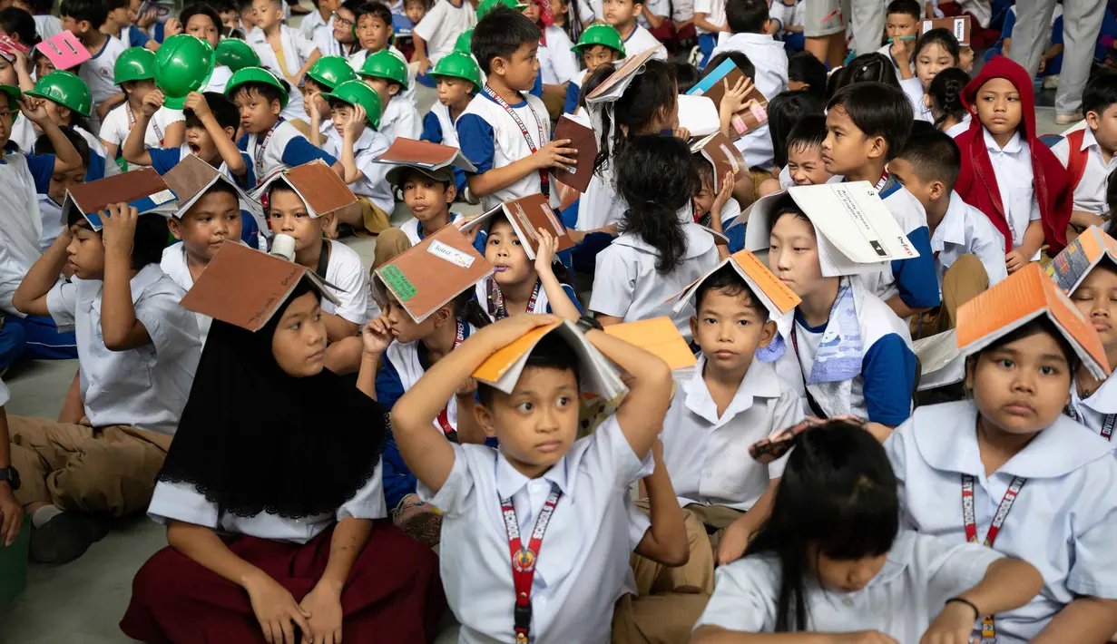 Kegiatan ini bagian dari agenda simulasi tahunan pemerintah dalam mitigasi terjadinya gempa bumi. (Ted ALJIBE/AFP)