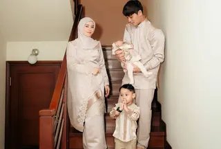 Pada momen lain, keluarga ini memilih nuansa champagne satin yang lembut dan mewah. Outfit kali ini didominasi oleh bahan berkilau dan detail bordir yang mempermanis tampilan.   [@lestikejora].