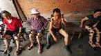 Sejumlah pasien menjalani terapi bekam tradisional di sebuah klinik di Pujiang County, Chengdu, Tiongkok (10/8). Terapi bekam telah menjadi salah satu pengobatan warisan leluhur bangsa Tiongkok. (REUTERS)