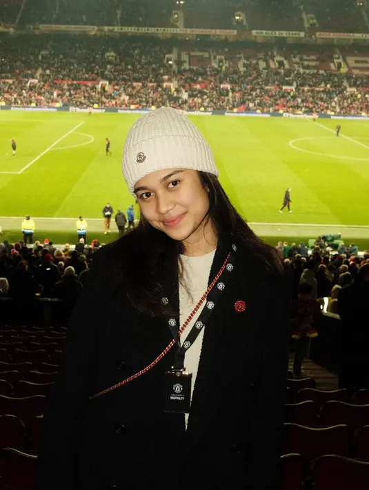 <p>Azizah Salsha baru saja mengunggah beberapa potret dirinya menonton pertandingan bola di Old Trafford Stadium. Tak disangka-sangka, ternyata istri pesebak bola Pratama Arhan ini merupakan fans dari klub MU. [Foto: Instagram/azizahsalsha_]</p>