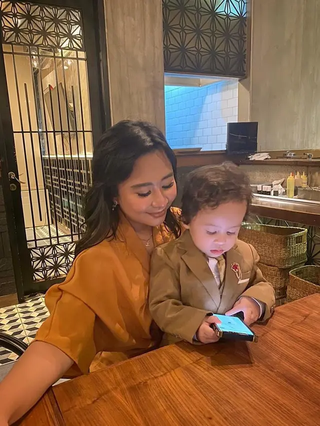 Jadi Ibu, Ini Potret 6 Mantan Penyanyi Cilik Era 90-an saat Momong Anak