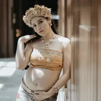 Jessica Iskandar di Kehamilan Ketiga Dibalut Baju Khas Bali. [@momentsbygin_]