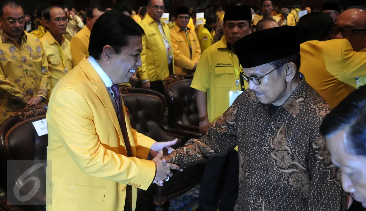 Ketua Umum Golkar Setya Novanto berjabat tangan dengan Dewan Kehormatan BJ Habibie saat menghadiri pembukaan Rapimnas Golkar di JCC, Jakarta, Rabu (27/7). Rapimnas Golkar diselenggarakan 27 hingga 28 Juli 2016. (Liputan6.com/Johan Tallo)