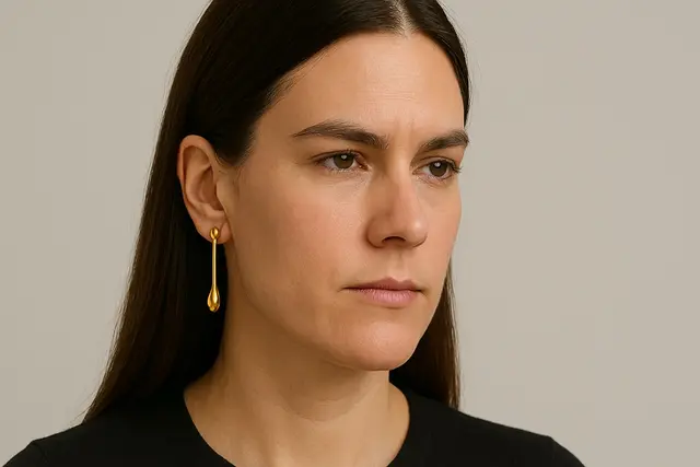 7. Anting Emas dengan Ornamen Gantung di Tengah