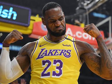 Pebasket Los Angeles Lakers, LeBron James, melakukan selebrasi usai memasukkan bola saat melawan New York Knicks pada laga NBA di Staples Center, Rabu (8/1/2020). LA Lakers  menang 117-87 atas Knicks. (AP/Mark J. Terrill)