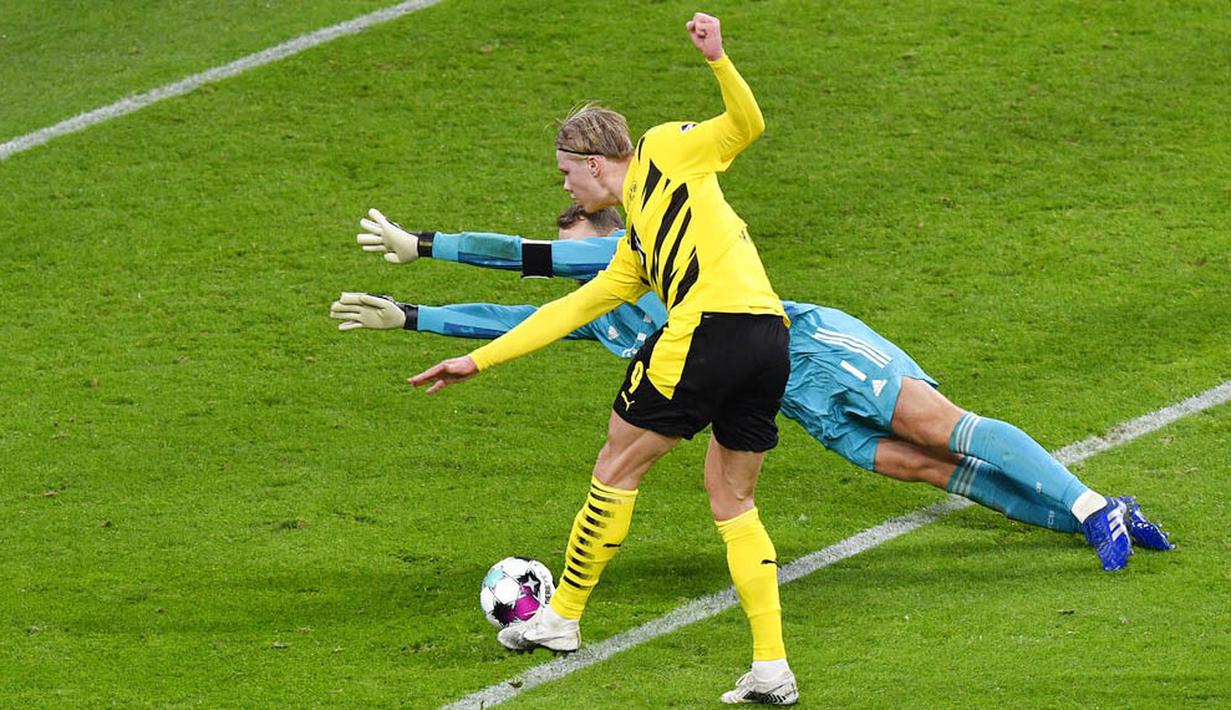 Striker Borussia Dortmund, Erling Haland, mencetak gol ke gawang Bayern Munchen pada laga Bundesliga di Stadion Signal Iduna Park, Sabtu (7/11/2020). Bayern menang dengan skor 3-2. (AP Photo/Martin Meissner, Pool)