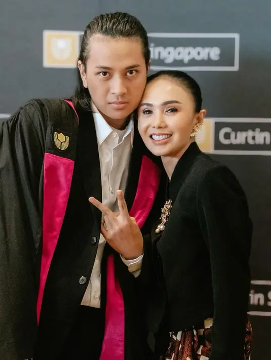 Kebaya janggan sendiri merupakan kebaya dengan potongan menyerupai surjan dengan kancing di bagian leher kiri bawah hingga menutup leher atas. [@yunishara36]