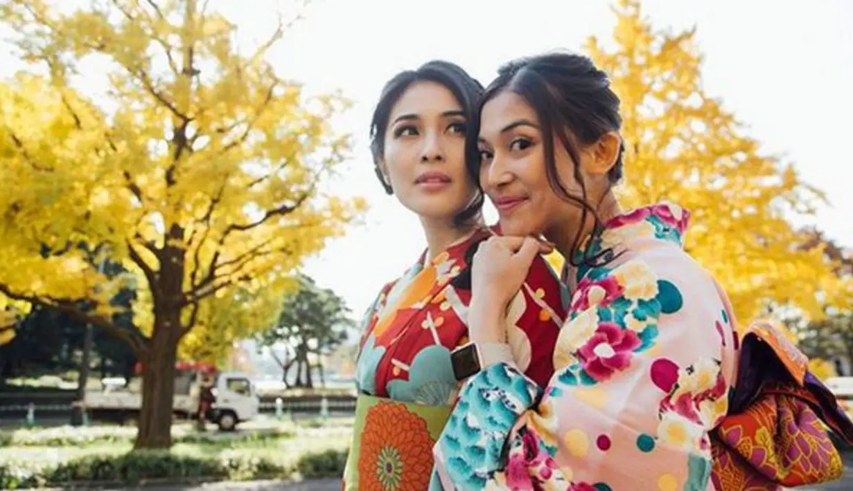 Pengikut Sandra Dewi di Instagram memuji kecantikan Sandra dan Adiknya saat mereka berpose dengan menggunakan Kimono, Jepang. (instagram/@sandradewi88)