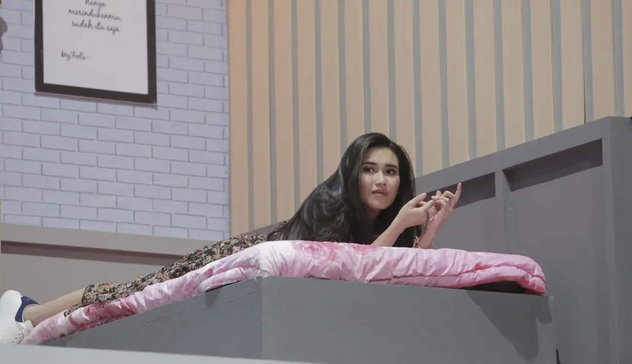 Cantiknya Ayu Ting Ting saat sedang tiduran di kasur berwarna pink. Ayu Ting Ting dengan gaya sedang memainkan jari-jarinya, memang tidak terbantahkan pesonanya. Wajar saja, kalau kecantikan Ayu, banyak membuat orang kagum padanya (KapanLagi.com/Muhammad Akrom Sukarya)