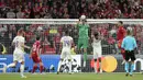 Penjaga gawang Real Madrid Thibaut Courtois (tengah) menangkap bola saat pertandingan final Liga Champions antara Liverpool dan Real Madrid di Stade de France, Saint Denis, Prancis, 28 Mei 2022. Real Madrid mengalahkan Liverpool 1-0. (AP Photo/Kirsty Wigglesworth)