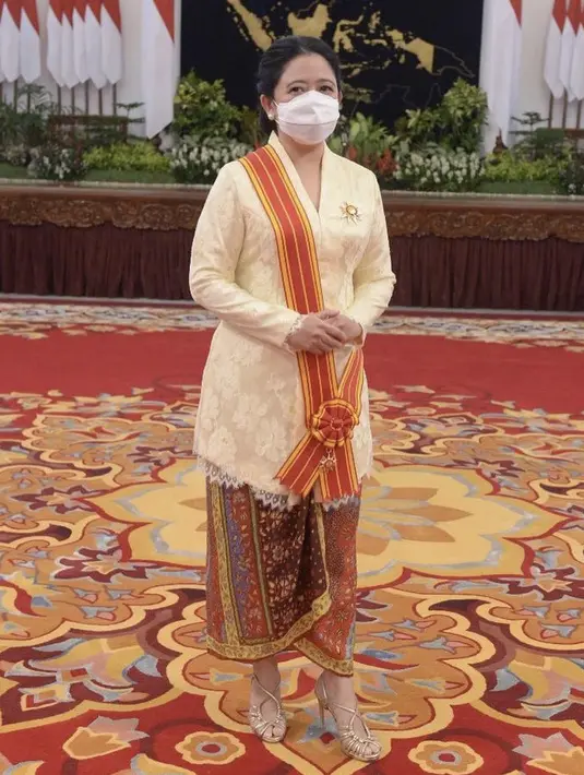 Ketua DPR-RI, Puan Maharani tampil mengenakan kebaya soft kuning dengan motif bordir kenbang sepatu dipadukan denhan kain sebagai bawahan. @Puanmaharaniri