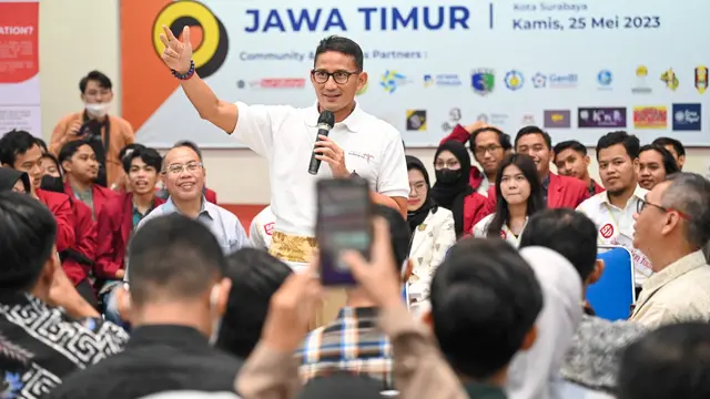 Menteri Pariwisata dan Ekonomi Kreatif (Menparekraf) Sandiaga Uno memberikan motivasi sekaligus beasiswa kepada mahasiswa berprestasi di Surabaya, Jawa Timur, Kamis (25/5/2023).