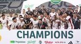 Para pemain dan staff Garudayaksa merayakan gelar juara dengan mengangkat piala setelah mengalahkan PSS Sleman 4-3 lewat adu penalti dalam babak final di Stadion Maguwoharjo, Sleman, pada Sabtu (9/5/2026) malam WIB.