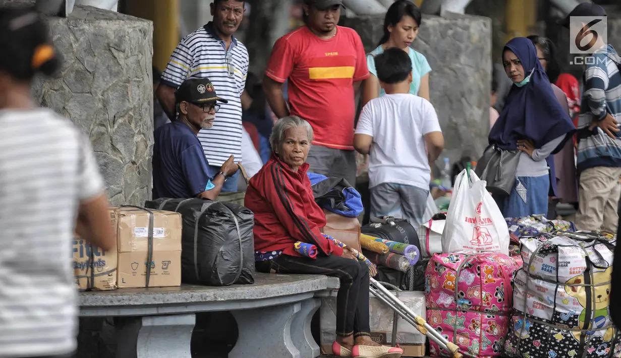 Pemudik motor gratis usai turun dari kapal Perintis KM. Sabuk Nusatara di Pelabuhan Tanjung Priok, Jakarta, Rabu (20/6). Puncak arus balik pemudik di Pelabuhan tersebut diperkirakan akan terjadi H+7 Lebaran. (Liputan6.com/Faizal Fanani)