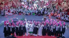 Massa yang tergabung dalam Arus Baru Muslimah berikrar untuk memenangkan pasangan capres-cawapres nomor urut 01 Joko Widodo dan Ma'ruf Amin dalam Pilpres 2019 di Istora Senayan,  Jakarta, Minggu (24/2). (Liputan6.com/Faizal Fanani)