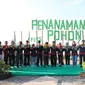 Peserta Rakor APEKSI Komwil V Kalimantan melakukan olahraga bersama dan penanaman pohon di Taman Berlabuh.