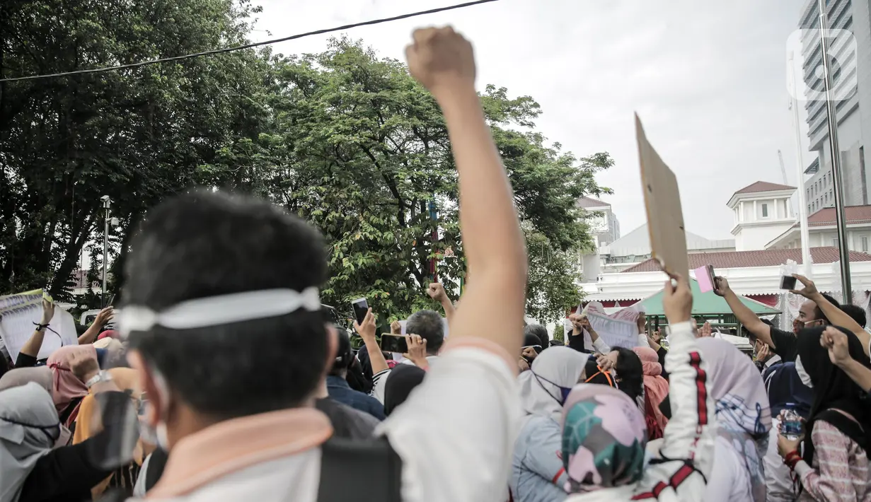 Para orang tua siswa menggelar aksi didepan gedung Balaikota, Jakarta, Selasa (23/6/2020). Mereka menuntut Gubernur DKI Jakarta Anies Baswedan menghapus prioritas usia dalam aturan Penerimaan Peserta Didik Baru (PPDB) DKI Jakarta. (Liputan6.com/Faizal Fanani)