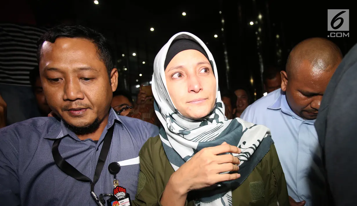 Inneke Koesherawati usai menjalani pemeriksaan terkait OTT Kalapas Sukamiskin Wahid Husein, di Gedung KPK, Jakarta, Sabtu (21/7). Inneke diduga mengetahui suap suaminya Fahmi Darmawansyah ke Kalapas Sukamiskin. (Liputan6.com/HO/Udin)