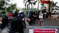 Sejumlah kedaraan bermotor roda dua mengantre di SPBU kawasan Radio Dalam, Jakarta, Senin (25/8/14). (Liputan6.com/Andrian M Tunay)