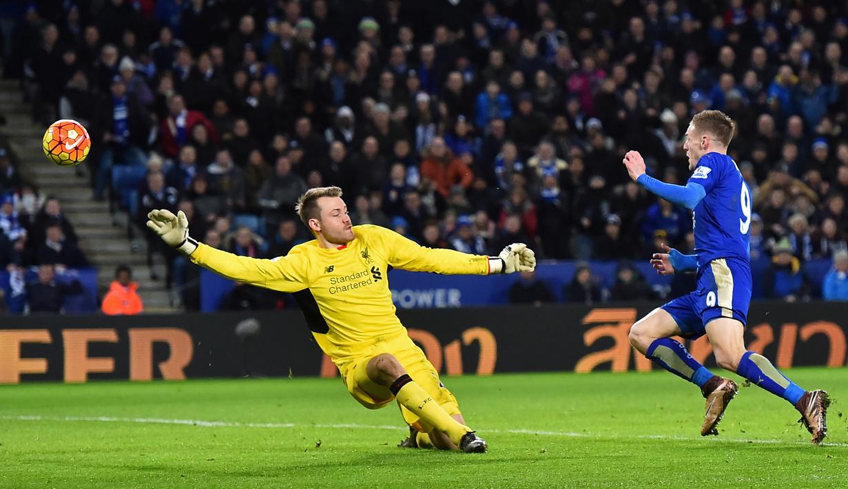 Aksi pemain Leicester City, Jamie Vardy, saat menaklukkan kiper Liverpool, Simon Mignolet, yang berbuah gol kedua pada lanjutan Liga Inggris di Stadion King Power, Leicester, Rabu (3/2/2016) dini hari WIB. (AFP/Ben Stansall)