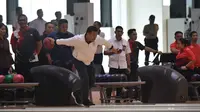 Menteri Pemuda dan Olahraga (Menpora) Imam Nahrawi mencoba berlatih boling bersama para atlet.