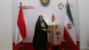 Menko PMK, Puan Maharani berjabat tangan dengan Wakil Presiden Iran Masuomeh Ebtekar seusai pertemuan di Jakarta, Rabu (2/5). Dalam pertemuan, Masoumeh berharap bisa bekerja sama dalam bidang pemberdayaan perempuan. (Liputan6.com/HO/Humas Kemenko PMK)