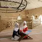 Ilustrasi Islami, muslimah, mengaji, membaca Al-Qur'an. 9Foto oleh Alena Darmel: https://www.pexels.com/id-id/foto/wanita-gadis-duduk-putih-8164752/)
