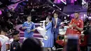 Pedangdut, Via Vallen mengajak Marko Simic dan Kim Jeffrey Kurniawan berjoget di atas panggung peluncuran Liga 1 2018 di Studio 5 Indosiar, Senin (19/3). Acara ini dikemas dengan banyak hiburan, termasuk sajian musik dangdut. (Liputan6.com/Faizal Fanani)