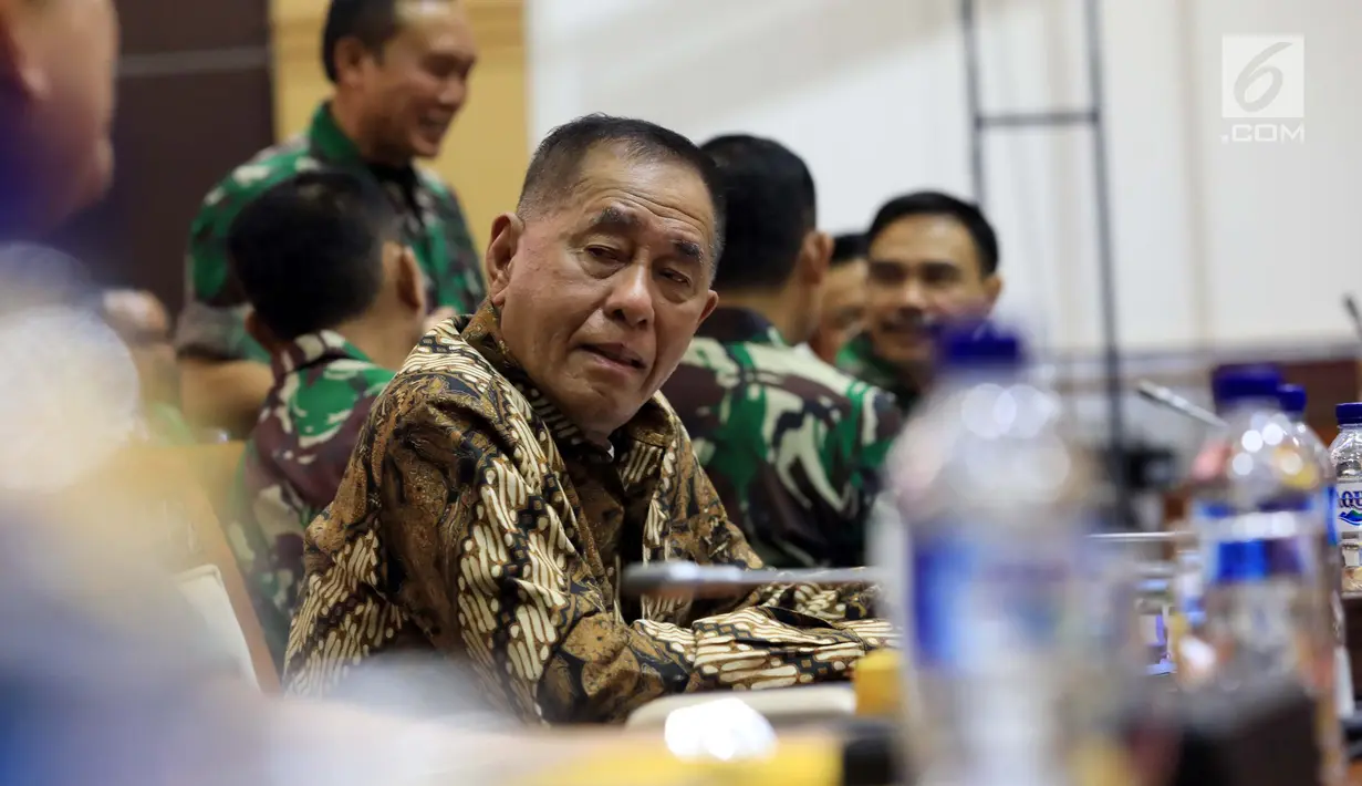Menteri Pertahanan Ryamizard Ryacudu saat megikuti Rapat Kerja (Raker) dengan Komisi I DPR di Kompleks Parlemen, Senayan, Jakarta, Senin (22/10). Raker tersebut membahas anggaran pertahanan untuk Tahun Anggaran 2019. (Liputan6.com/Johan Tallo)