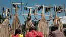 Pemuda dari suku Maasai mengenakan kostum ritual usai disunat di dekat Kilgoris, Kenya (20/12). Mereka melakukan ritual ini pada hari terakhir acara penyunatan yang digelar setiap tahunnya. (AFP Photo)