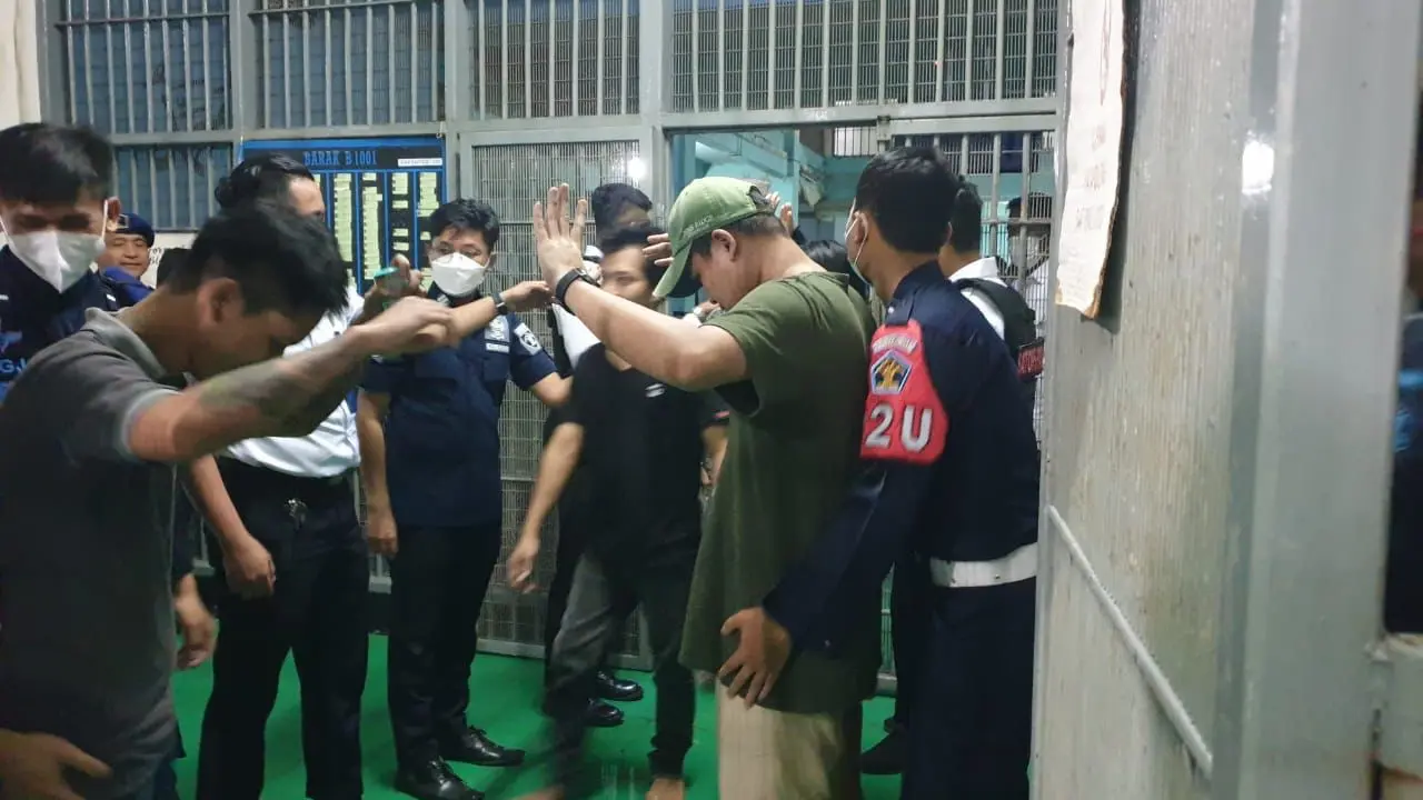 Rumah Tahanan Kelas 1 (Rutan) Depok menemukan sejumlah senjata tajam rakitan di blok hunian warga binaan.