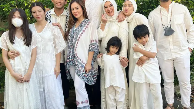 Ibu Sabda Ahessa Sudah Beri Restu, Ini 6 Potret Wulan Guritno dan Keluarga Kekasih