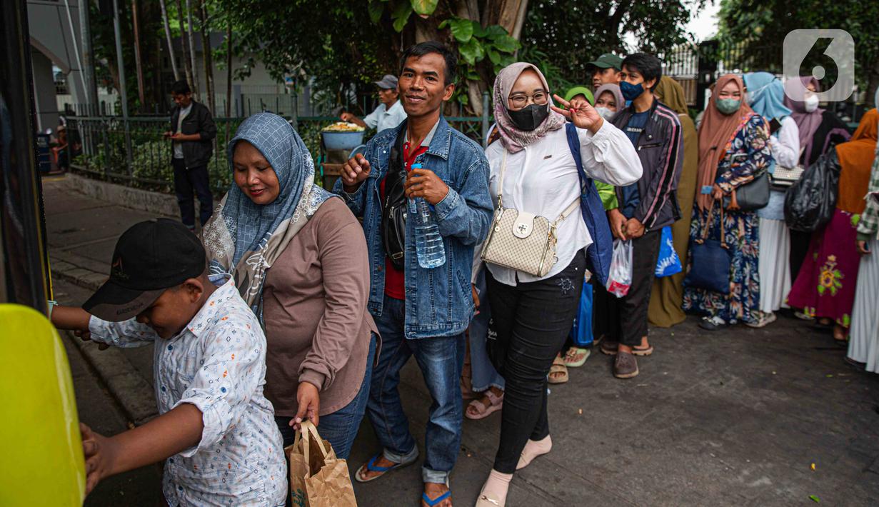 PT Transportasi Jakarta (Transjakarta) menyediakan bus wisata secara gratis untuk mengantarkan masyarakat ke wisata yang ada di Ibu Kota. (Liputan6.com/Faizal Fanani)