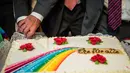 Pasangan gay, Bode Mende dan Karl Kreile memotong kue saat prosesi pernikahannya di balai kota Schoeneberg di Berlin, Jerman (1/10). Jerman termasuk 20 negara yang melegalkan pernikahan sesama jenis. (AFP Photo/Odd Andersen)