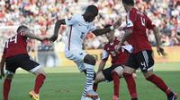 Salah satu aksi gelandang Perancis, Geoffrey Kondogbia (tengah), pada pertandingan persahabatan melawan Albania, di Stadion Qemal Stafa, Elbasan, 13 Juni 2015. ( AFP PHOTO / LOIC VENANCE)